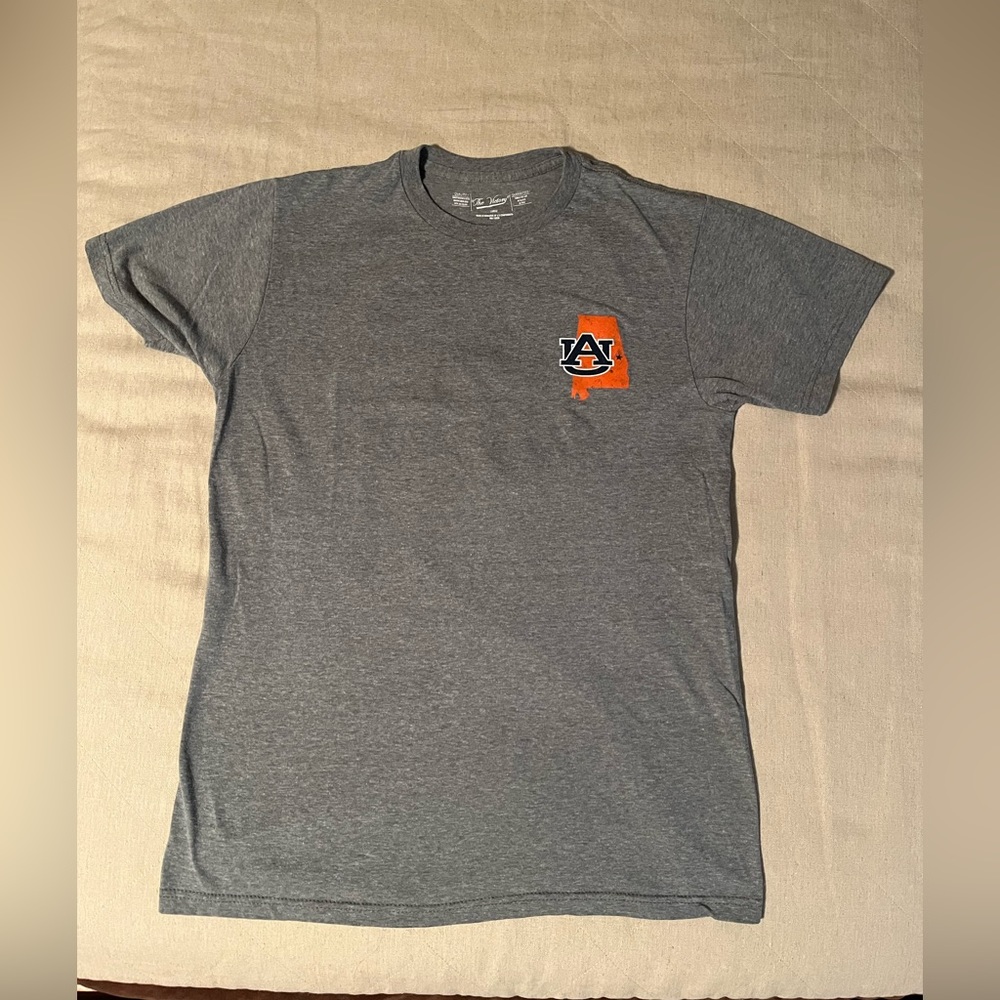 AUBURN UNIVERSITY T-SHIRT GREY fits like a Medium